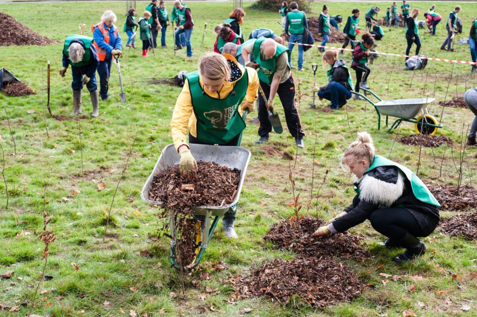 27 Beckenham Tree Planting 02 Dec 18 85